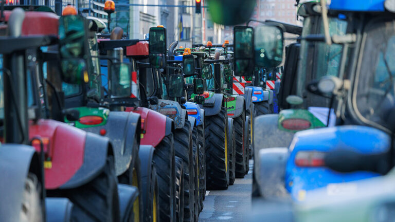 Brussels got tractor-locked: farmers swarm the EU summit over the Mercosur trade deal