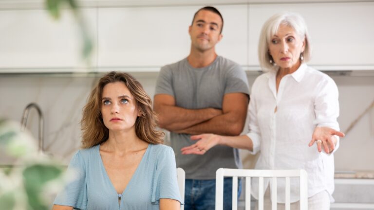 Woman Says Her Boyfriend’s Mom Moved In After a Disaster — and the Apartment Started Falling Apart Fast