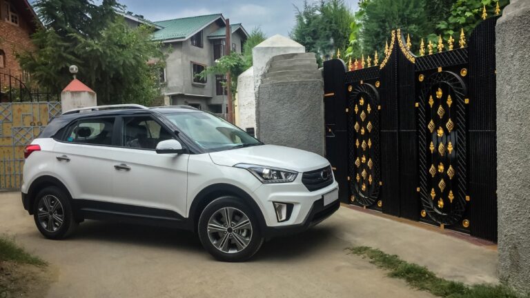 Woman Says Her Neighbor Kept Blocking the Shared Driveway Because Her Garage Was “Too Dark” — and Other Residents Were Left Parking on a Dangerous Street
