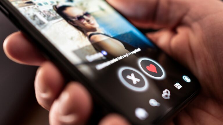 Woman Says Her Husband Cheated on Her With Her High School Bully — and Then the Bully Reached Out Acting “Sorry”