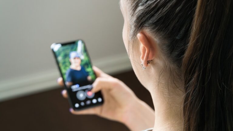 Woman Says Her Best Friend Was Secretly Using Her Photos To Catfish Men — and She Only Found Out When One of Them Showed Up at Her Door