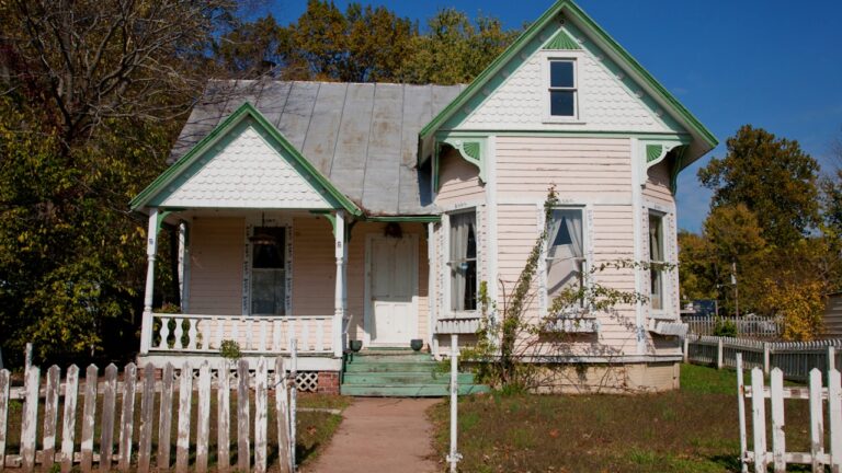 Woman Says Her Siblings Wanted a Cut of the “Dump” Their Mom Left Her — Then They Found Out the House Was Sitting on a Secret Fortune