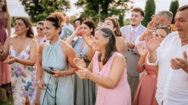 Woman says her cousin asked her 16-year-old daughter to perform aerial silks at the wedding — and then blamed the teen online because the guests clapped too hard