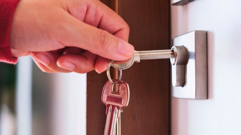 Woman Says She Let a Friend Crash at Her Place for One Night — Then Came Home to Find the Locks Changed