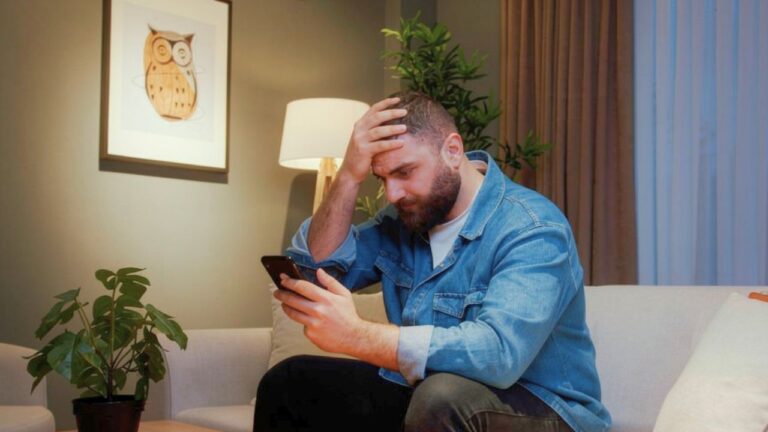 Man Says He Let a Stranger Use His Phone for a “Quick Call” — Then Realized His Bank Account Was Being Drained