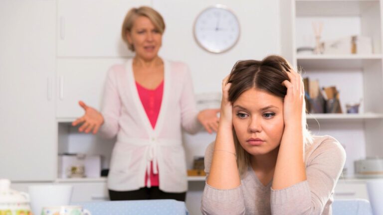 Woman says she let her niece stay over all the time — then one nap ended with private messages exposed, family ties shredded, and a much darker crisis than she expected