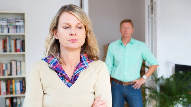 Woman says she threw her husband out for “leading on” their daughter’s 18-year-old friend — then the girl showed up with messages that flipped the whole story