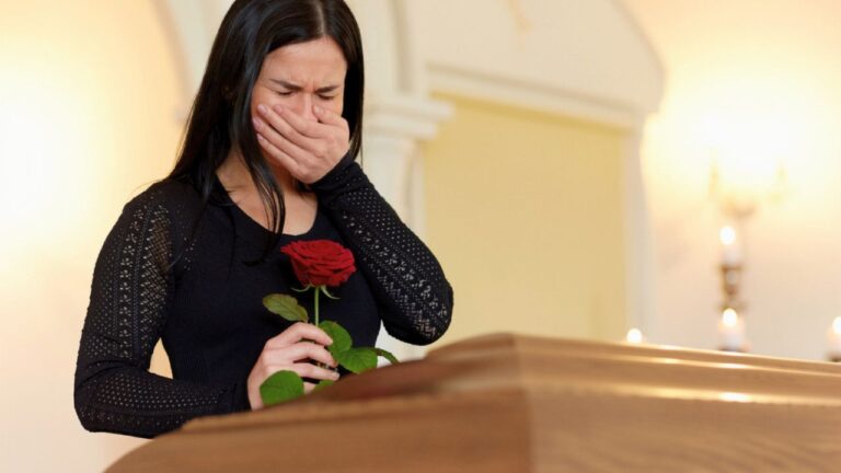 Man Says His Dad Disowned His Sister After Her Wedding — Then His Final Days Forced the Family to Face What Couldn’t Be Fixed