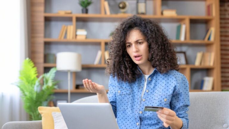 Woman Used Her Sister’s Credit Card to Book a $3,000 Vacation — Then Accused Her of “Stealing the Trip” When She Disputed It