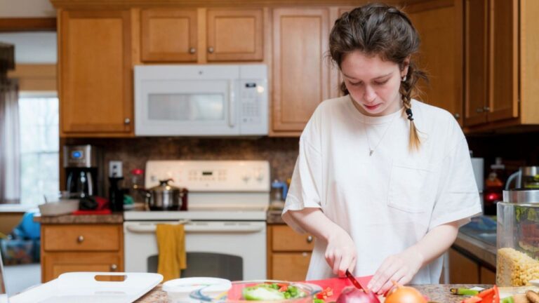 College Student Says Her Dad Canceled Their Restaurant Dinner — Then Had Her Cook for His New Fiancée Instead