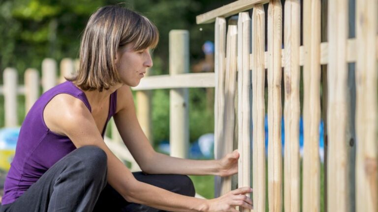 Neighbor Fenced Herself Out of Her Own Yard — Then Got Angry When She Couldn’t Use Someone Else’s Walkway