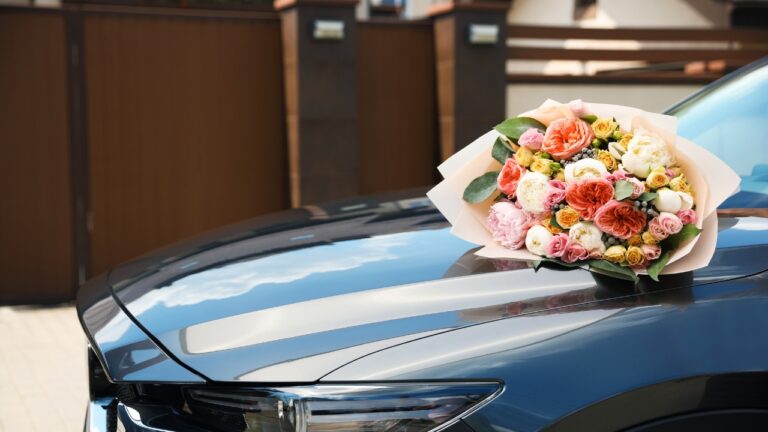 Woman Says a Man at Her Gym Left Flowers on Her Car — Then Sent a Note Saying He’d “Be Waiting”
