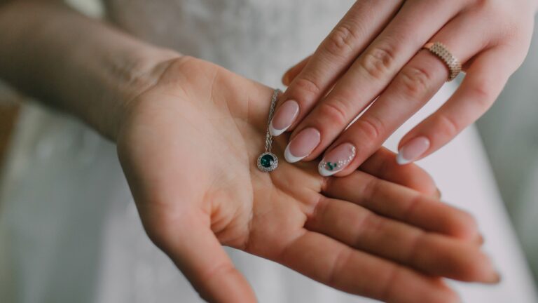 Sibling says their sister wanted to wear their late mom’s necklace at her wedding — then old family wounds came back fast