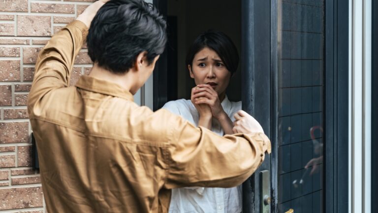 Woman Says Her Tinder Date Tried to Come Inside After Dinner — Then Sent “Unhinged” Texts the Next Morning