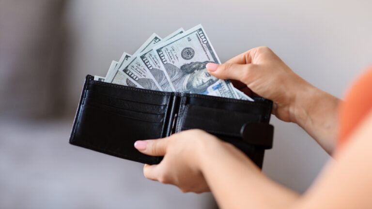 Single Mom Says Her Sister Stole $2,500 Meant for Christmas Gifts — Then Ran Before Police Arrived