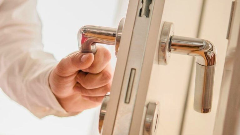 Landlord Unlocked the Door and Walked Into Her Apartment — Then the Tenant Asked About a Police Report